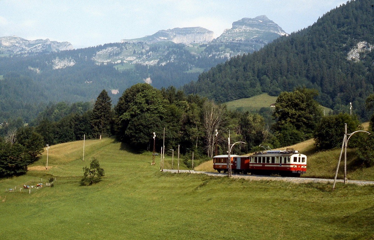 Oberhalb von Les Planches ist der inzwischen neu lackierte ABFe 4/4 2 im Juli 1983 von Les Diablerets nach Aigle unterwegs