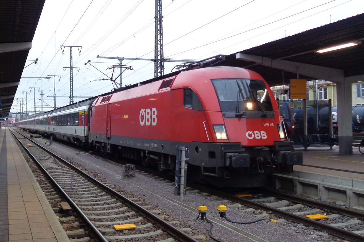 ÖBB 1116 116 steht mit ein SBB-IC von Zürich HB nach Stuttgart Hbf in Singen (Hohentwiel) beim Lokwechsel am 1 Jänner 2019.