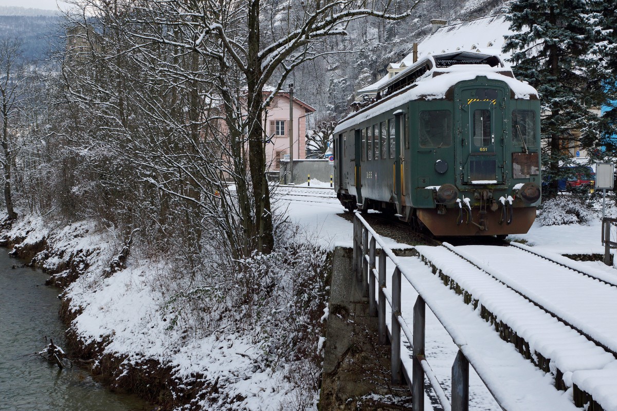 OeBB: Ausrangierte Triebzüge warten auf den Abstellgeleisen in der Klus bei Balsthal ihr weiteres Schicksal ab. In winterlicher Stimmung aufgenommen wurden am 16. Januar 2016 der RBe 4/4 205-Pendel und der BDe 4/4 651 (beide ehemals SBB).
Foto: Walter Ruetsch