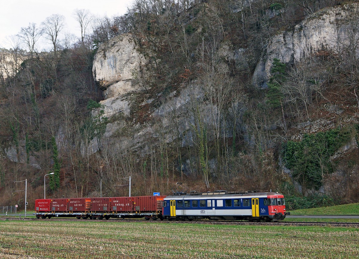 OeBB: Da die Re 4/4 | 10009 für einen Sonderzug eingesetzt wurde, musste der Güterzug am 11. und 12. Dezember 2014 mit dem RBe 4/4 205 geführt werden. Die Aufnahme ist in der Klus bei Balsthal vor der Kulisse der mächtigen Jurafelsen entstanden, die zur gegenwärtigen Jahreszeit besonders gut zum Vorschein kommen.
Bahnsujets der Woche 50/2014 von Walter Ruetsch