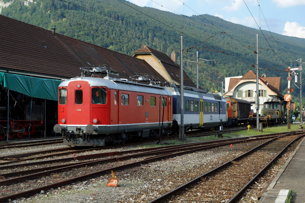 OeBB: Re 4/4 I 10016 mit NPZ-Motorwagen in Balsthal am 11. Juli 2016.
Foto: Walter Ruetsch