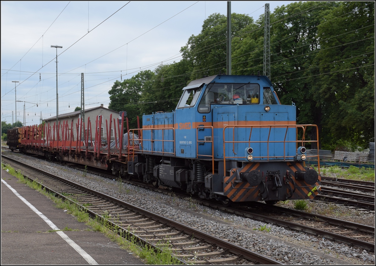 Opfer der NEAT. In Müllheim wird es bald so etwas geben wie Gleis 0 und -1. Dafür muss natürlich der Bahnhof komplett neu arrangiert werden. Hier gibt es Besuch von einer eher seltenen Baureihe, der Gmeinder BB100D. Ihre NVR-Nummer ist 92 80 0570 002-7, bei der SWEG einfach V 102. Sie bedient das an der Strecke nach Neuenburg liegende Schwellenwerk Carl Richtberg. Mai 2020.