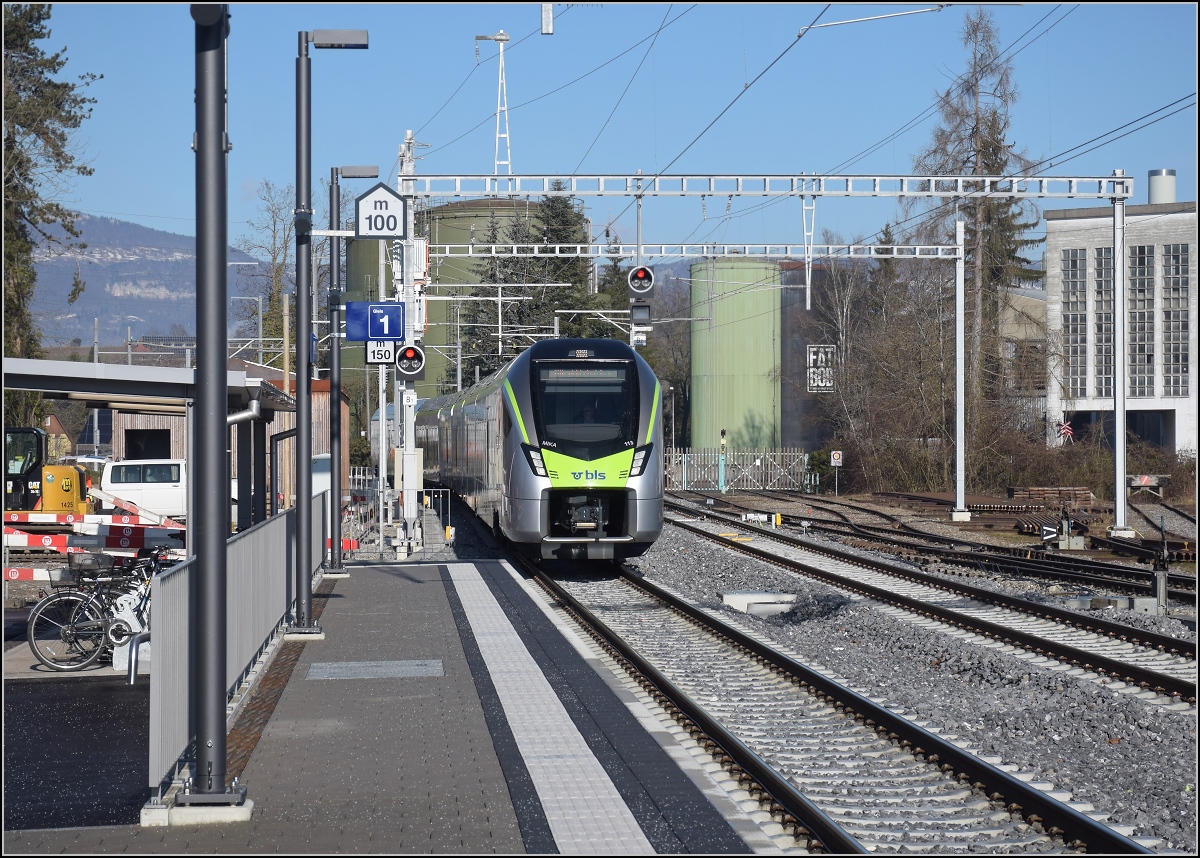 RABe 528 113 der BLS ist ein Flirt 4 und hört auf den Namen Mika, moderner innovativer kompakter Allroundtriebzug. In Bibrist kam er wohl auf einer Testfahrt eilig durchgefahren. Januar 2022.
