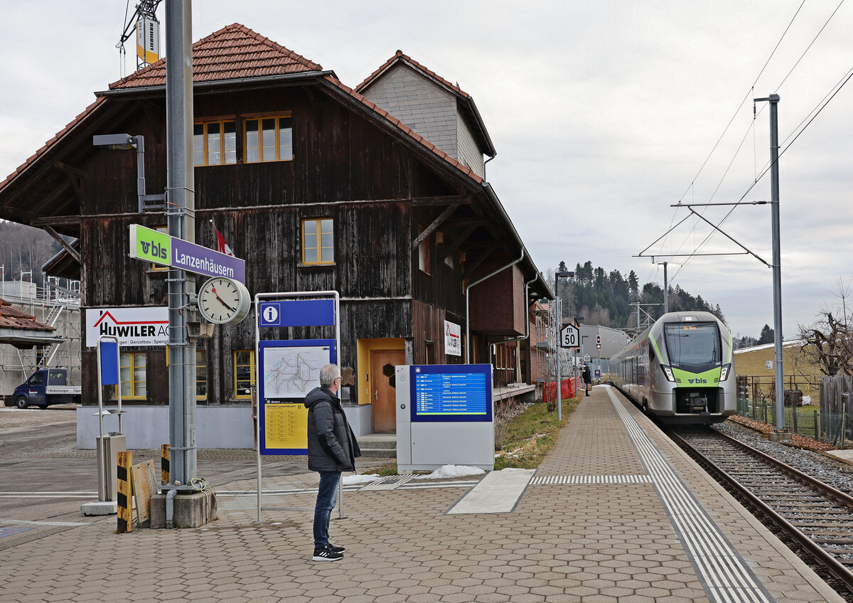 Regionalbahnstimmung - Einfahrt der BLS MIKA 528 209 in Lanzenhäusern. 22.Januar 2026 