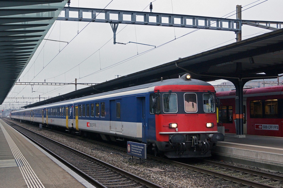 SBB: Am 12. November 2014 wurde der  KONSTANZER  IR 2128 mit einem Ersatzzug geführt. Die Aufnahme des stilreinen Zuges mit der Re 4/4 ll 11124 ist in Solothurn-HB entstanden.
Foto: Walter Ruetsch  