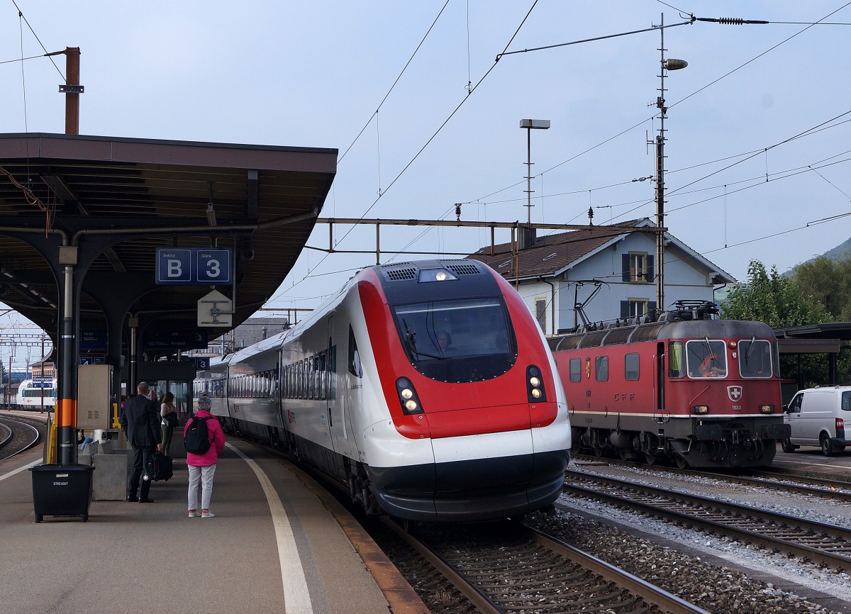 SBB: Biel-Konstanz mit ICN anstatt EW-lV oder gar EW ll-Pendel. IR 2119 mit RABDe 500 033 6 bei einer Ueberholung eines G�terzuges mit Re 6/6 11653 GUEMLIGEN in Oensingen am  11. September 2014.
Foto: Walter Ruetsch