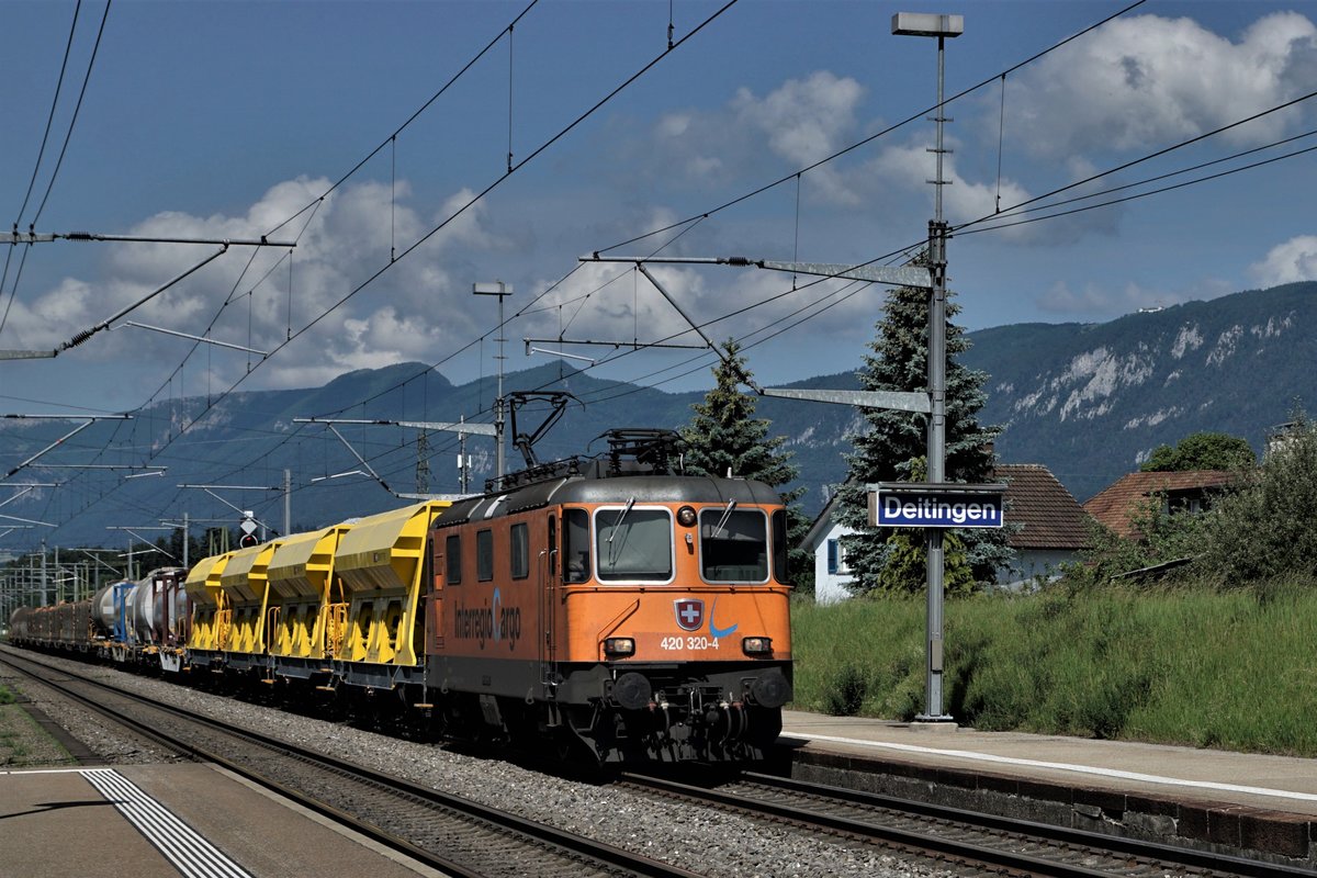 SBB CARGO: Den zahlreichen Stilllegungen und Verschrottungen von Re 4/4 II Lokomotiven zum Trotz.
Noch ist die fotogene Re II 420 320-4 am Leben.
Mit etwas Fotografenglück wurde sie am 30. Mai 2018 in Deitingen vor passenden Güterwagen verewigt.
Foto: Walter Ruetsch