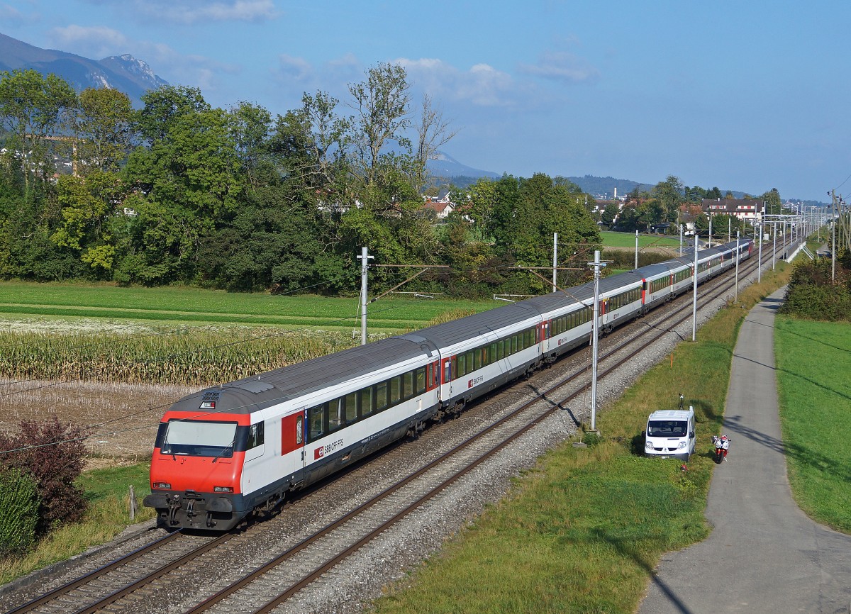 SBB: Ein  KONSTANZER  bestehend aus 11 EW lV und einer Re 460 am 2.10.2014 bei Selzach nach Zürich unterwegs. Diese Züge mit Verstärkungswagen verkehren nur zwischen Biel und Zürich.
Foto: Walter Ruetsch