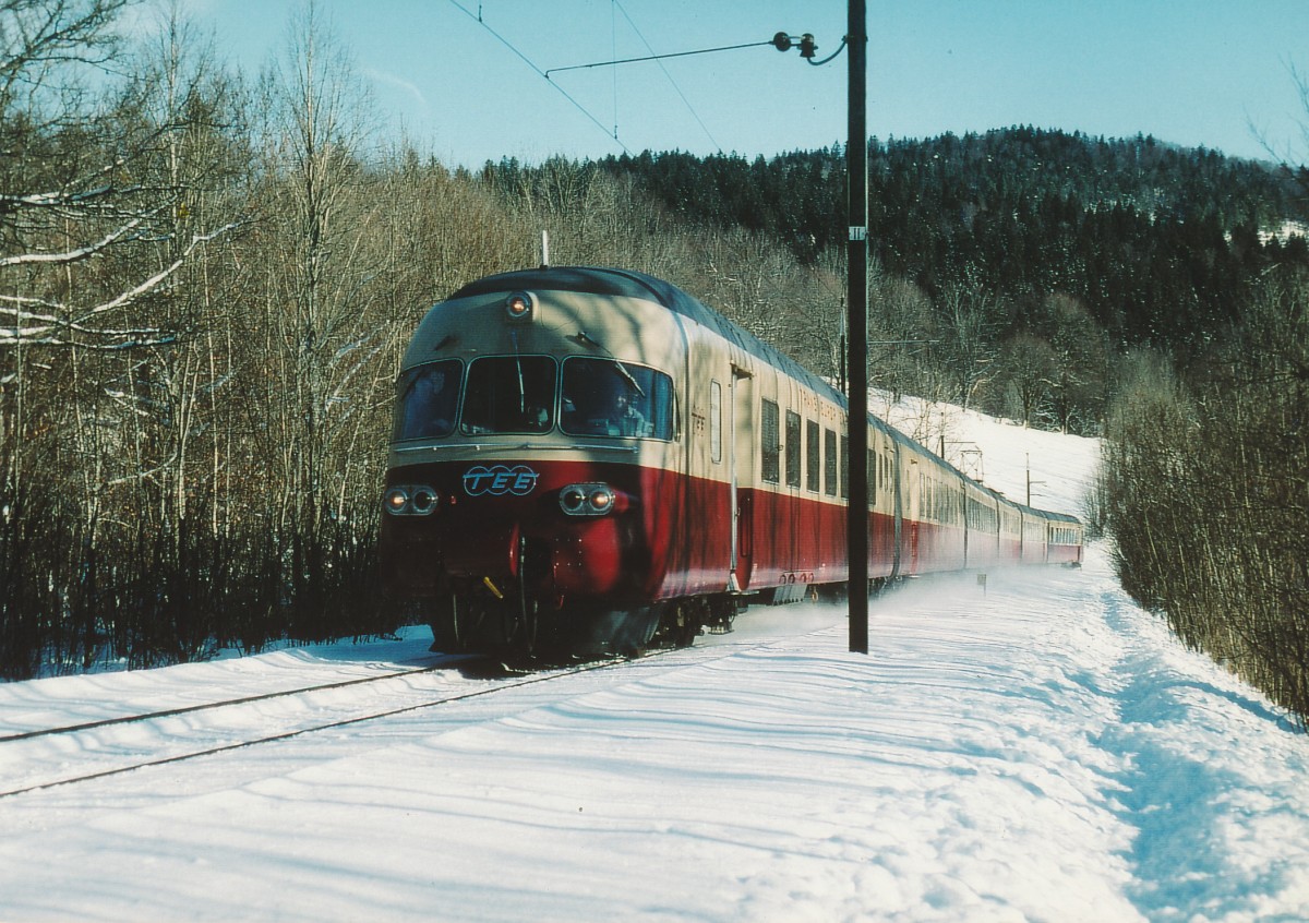 SBB-HISTORIC: Im Zusammenhang mit einer Gedenkfeier zur Bourbaki Armee fuhr der RAe 1053 mit geladenen Gästen durch den Neuenburger Jura nach Pontarlier, wo dieser besondere Anlass stattfand. Auf dieser Aufnahme ist der Sonderzug im Dezember 1994 bei Travers unterwegs.
Foto: Walter Ruetsch 