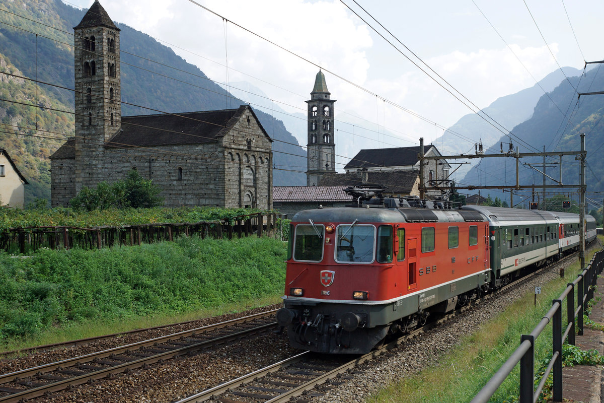 SBB: IR Locarno-Basel mit der Re 420 156-2 vor der prächtigen Kulisse der beiden Kirchen San Nicola und San Michele am 13. September 2016.
Foto: Walter Ruetsch