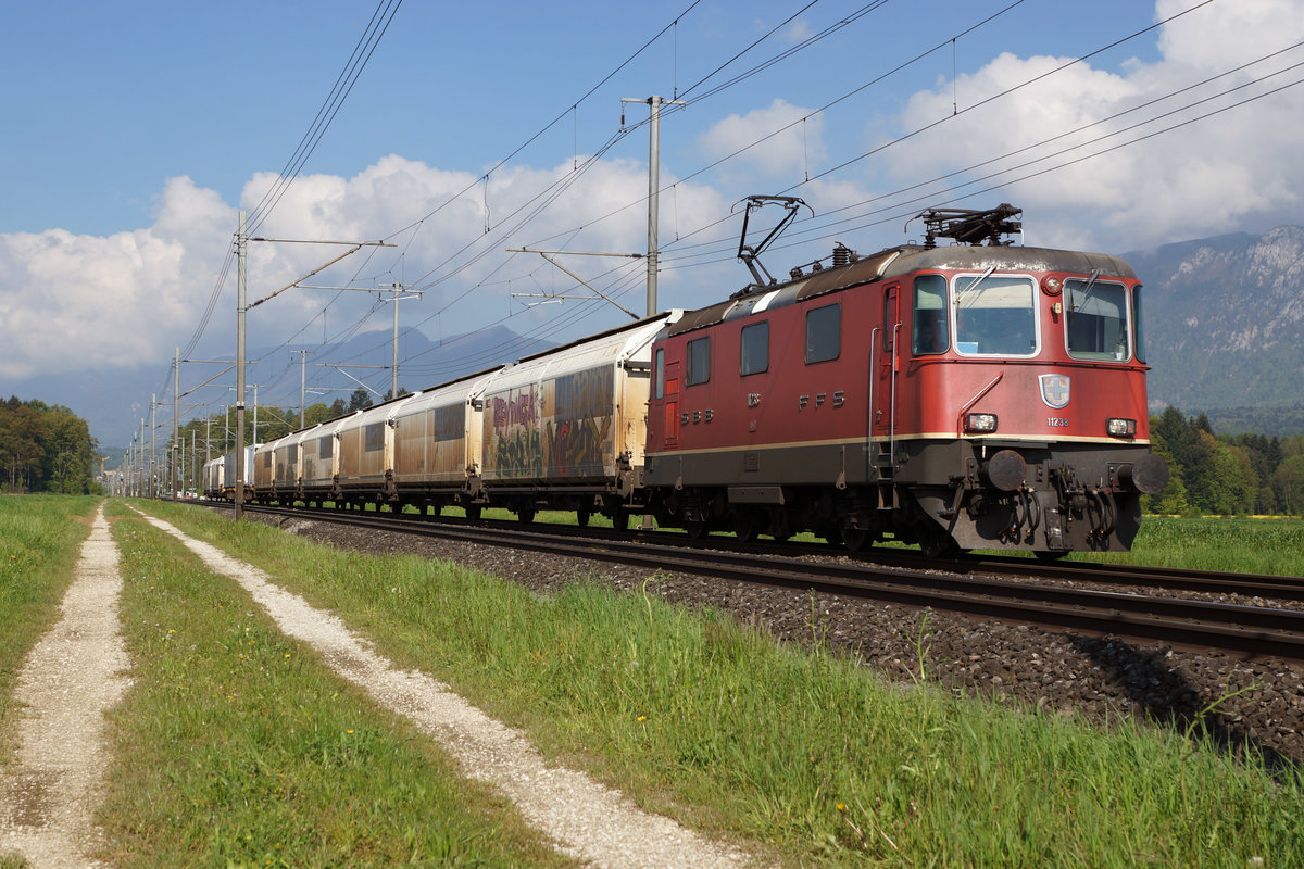SBB: Kühlwagenzug mit der Re 4/4 II 11238 bei Deitingen am 3. Mai 2016. Eingestellt wurde diese Aufnahme auf Wunsch von Daniel Widmer, Retter des historischen Kühlwagens von Busswil.
Foto: Walter Ruetsch