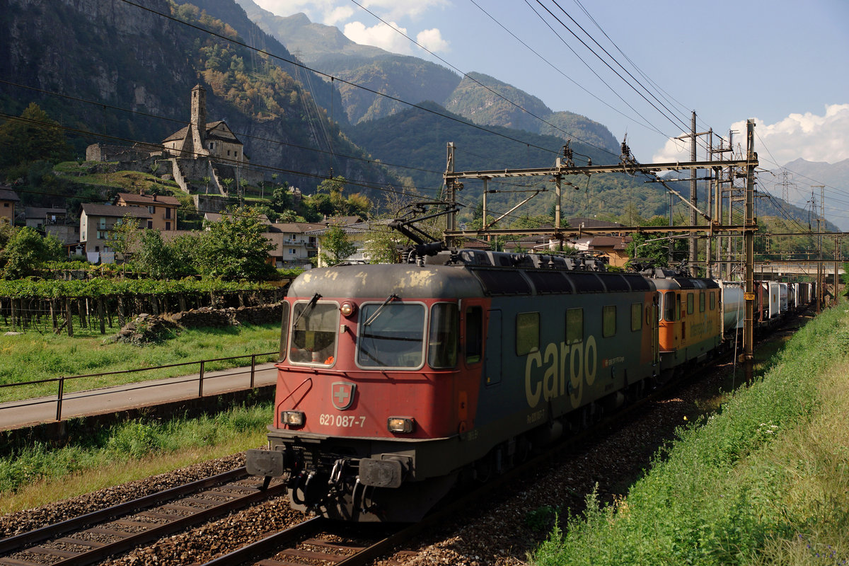 SBB: Re 10/10 (620 087-7 und Re 4/4 II 11320) bei Giornico vor der Kulisse der Kirche Santa Maria di Castello aus dem 12. Jahrhundert am 13. September 2016.
Foto: Walter Ruetsch 