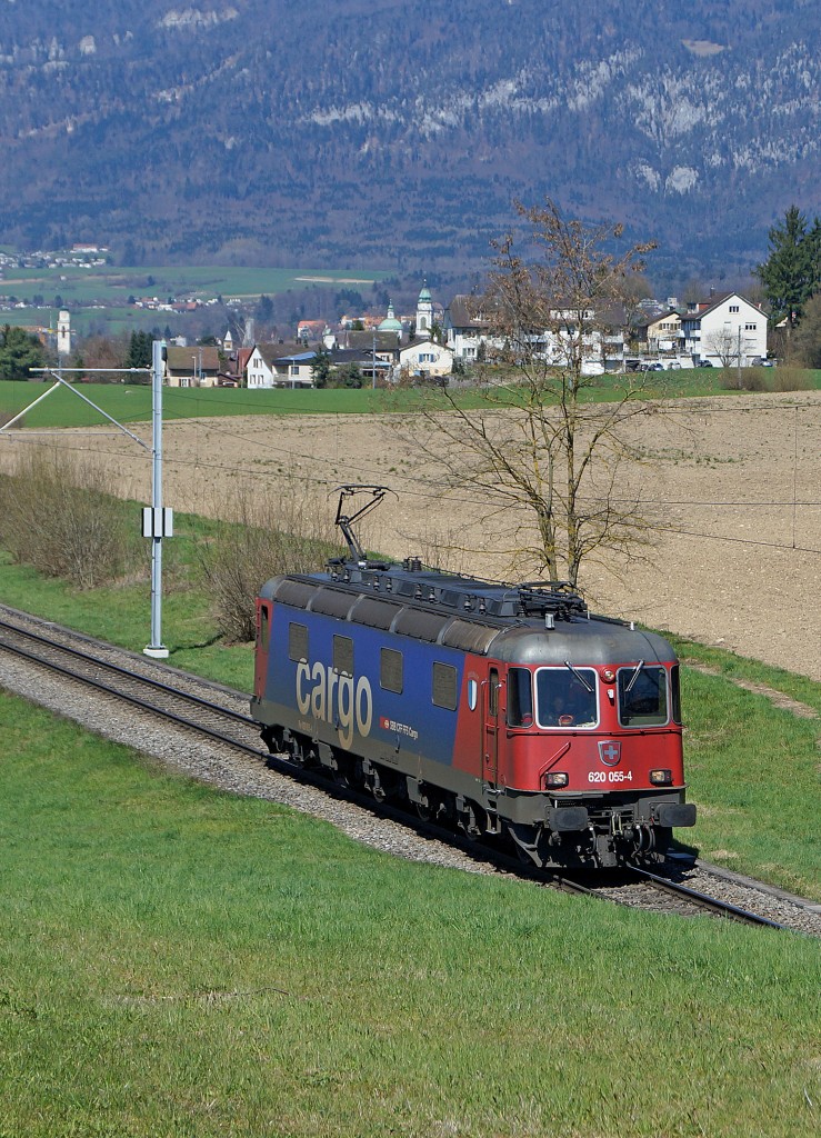 SBB: SBB CARGO-Lokzug mit der Re 620 055 4 COSSONAY bei Biberist am 8. April 2015.
Foto: Walter Ruetsch