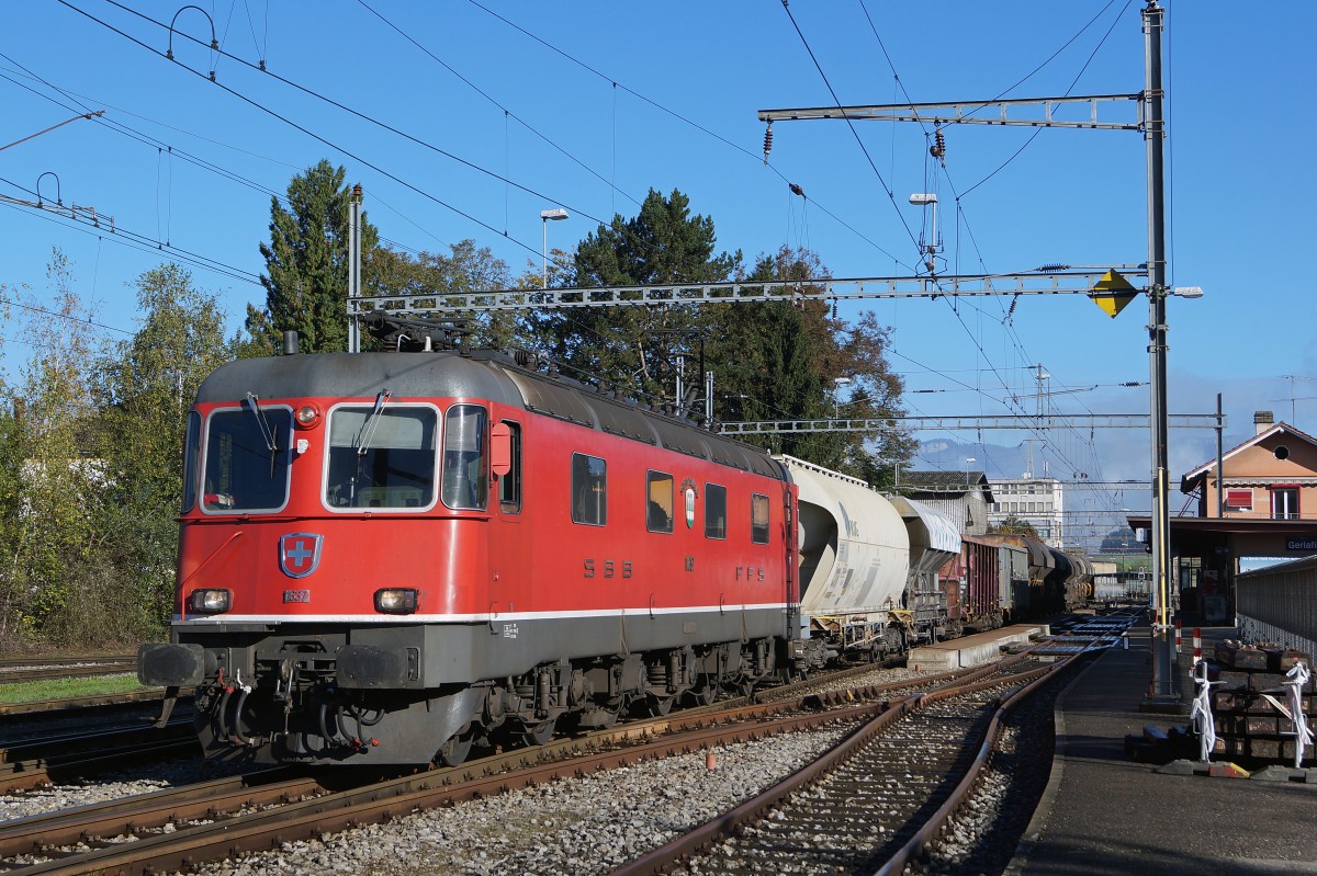 SBB/BLS: Am 14. August 2014 brachte die Re 6/6 11 637  Sonceboz-Sombeval  einen langen Güterzug mit gemischter Last zum Stahlwerk Gerlafingen. Die Aufnahme entstand bei der Einfahrt in den BLS-Bahnhof Gerlafingen.
Foto: Walter Ruetsch