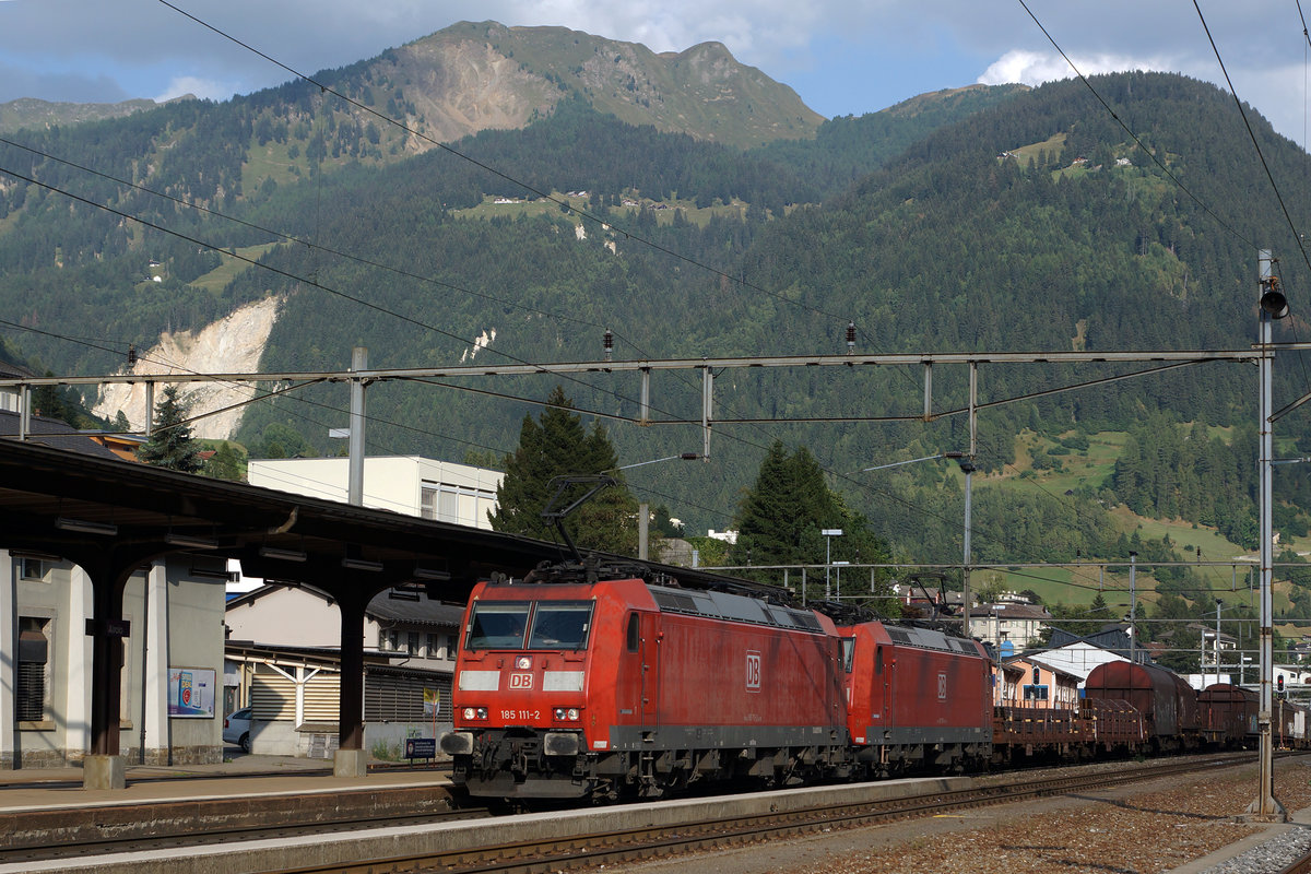 SBB/DB: Güterzug mit Doppeltraktion der BR 185 im letzten Abendlicht in Airolo am 13. September 2016. An der Spitze des Zuges war die 185 111-2 eingereiht.
Foto: Walter Ruetsch  