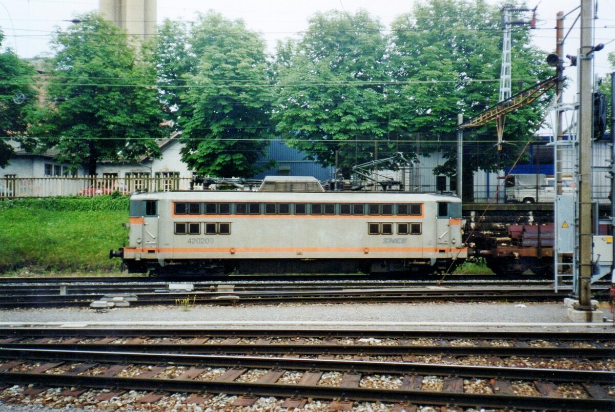 Scanbild von 20209 beim Passage durch Basel SBB am 1 Augustus 2000.