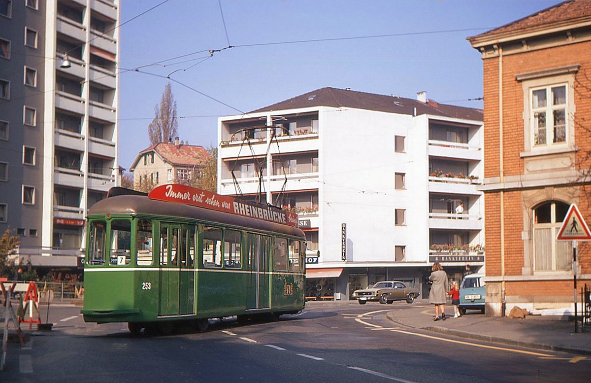 Schon 1952 gab es in der Schweiz ein Niederflurtram! Die drei ultraleichten Be 2/4 251-253 (urspr. 601-603) der BVB Basel hatten hinten ein Mini-Drehgestell (von SWP), so dass die Einstiegsh�he nur 415 mm betrug. Der Raddurchmesser war 420 mm. Nur das vordere Drehgestell war angetrieben, und der Boden stieg deshalb im Wageninneren auf 840 mm an. Die Wagen waren k�rzer als die regul�ren Standardwagen, so war auch die Verj�ngung hinten und vorn weniger stark; die T�ren waren somit nicht ganz, aber fast b�ndig mit der Aussenwand, und es brauchte auch keine Klapptrittbretter. 1956/57 wurden �hnliche Wagen nach Rotterdam geliefert, doch nach einem Referendum war der Serienbau f�r die BVB nicht mehr m�glich. Nicht sehr beliebt war die geringe Anzahl Sitzpl�tze (nur Einersitze), und in meiner Erinnerung rumpelten die Wagen stark wegen des kleinen Drehgestells hinten. Bis 1966 waren sie der damaligen Ringlinie 2 zugeteilt bis zu ihrer teilweisen Stilllegung, danach leisteten sie im wesentlichen nur noch abends und an Wochenenden Dienst auf der Linie 7 nach Binningen (plus vereinzelt Einsatzkurse E am Mittag). 1970 wurden sie f�r den kondukteurlosen Betrieb umger�stet, 1972 abgestellt und 1978 abgebrochen. Schade um diese Pionierfahrzeuge, die mit ihrem Niederflurkonzept ihrer Zeit weit voraus waren! Im Bild Wagen 253 in Binnigen; ganz schwach ist das hintere Mini-Drehgestell erkennbar. 31.Oktober 1969  