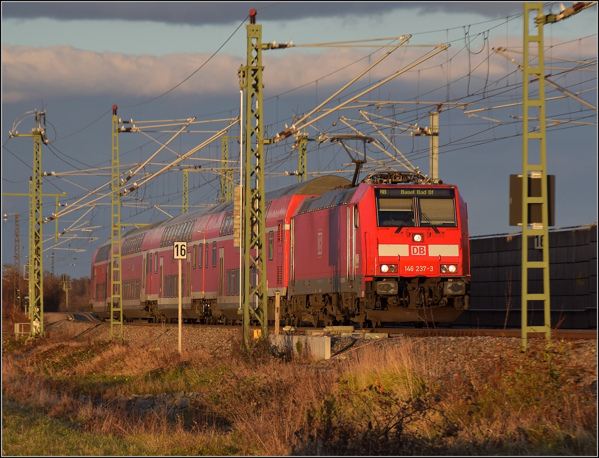 Schwarzwaldbahnlok 146 237 mit einem RE nach Basel badischer Bahnhof in Schliengen. Dezember 2017.