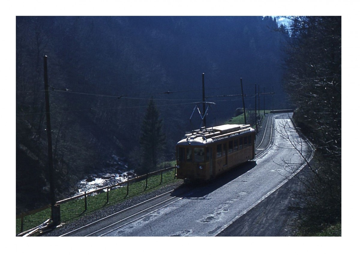 Sernftalbahn, Triebwagen 6 im Aufstieg durchs enge Tal zwischen Schwanden und Wart, 13.April 1967. 