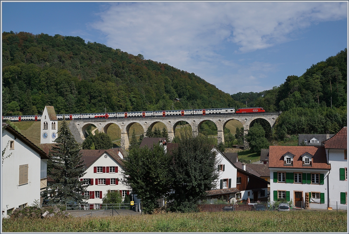 Sommerfahrplan 2018: Eine Re 460 mit einem IC auf dem bekannten 128 Meter langen Rümlinger Viadukt, welches nicht nur in einer leichten Kurve liegt, sondern auch in eine recht beträchtliche Neigung aufweist.
7. August 2018
  