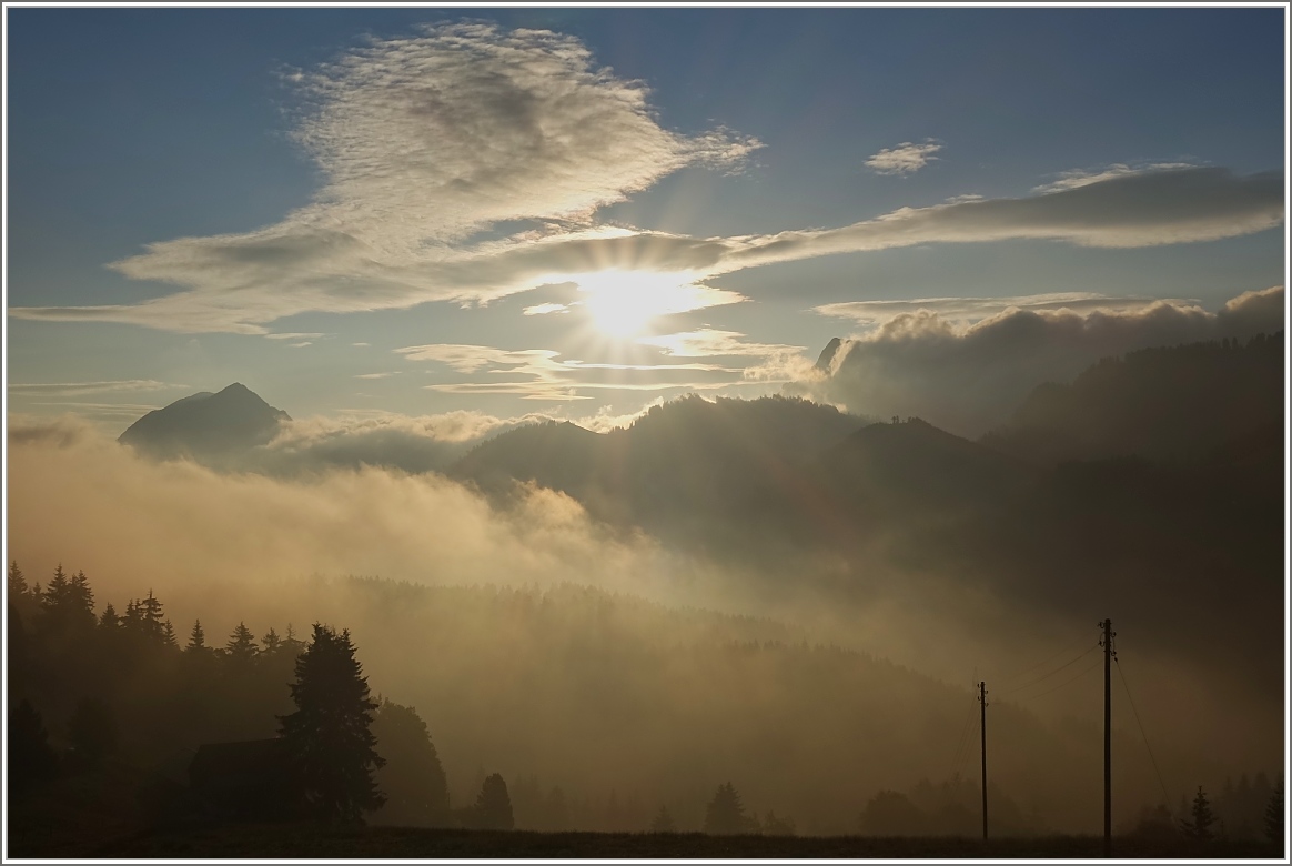 Sonnenaufgang über den Freiburger und Waadtländer Alpen.
(17.06.2015)