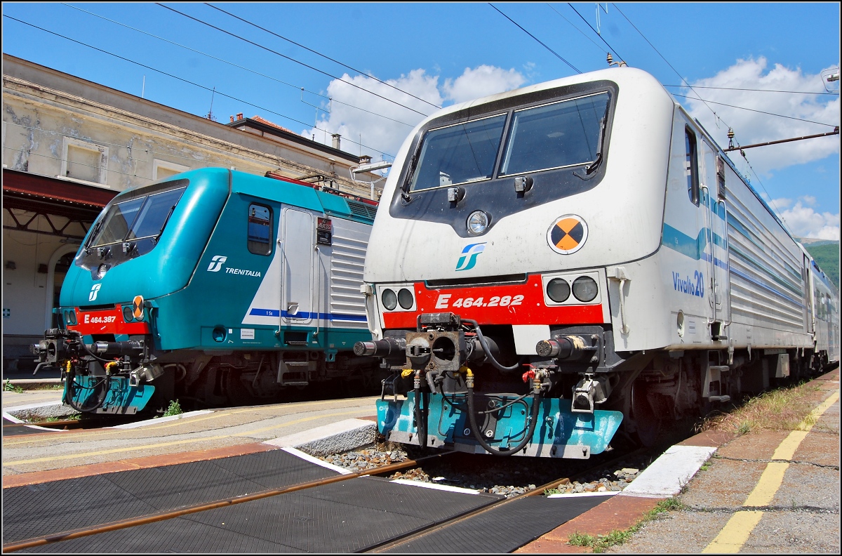 Sonntagsruhe im Grenzbahnhof.

Bis Montag geparkt sind E464.387 im FS-Einheitsfarbkleic und E464.282 in wei�em Anstrich. Mai 2010.