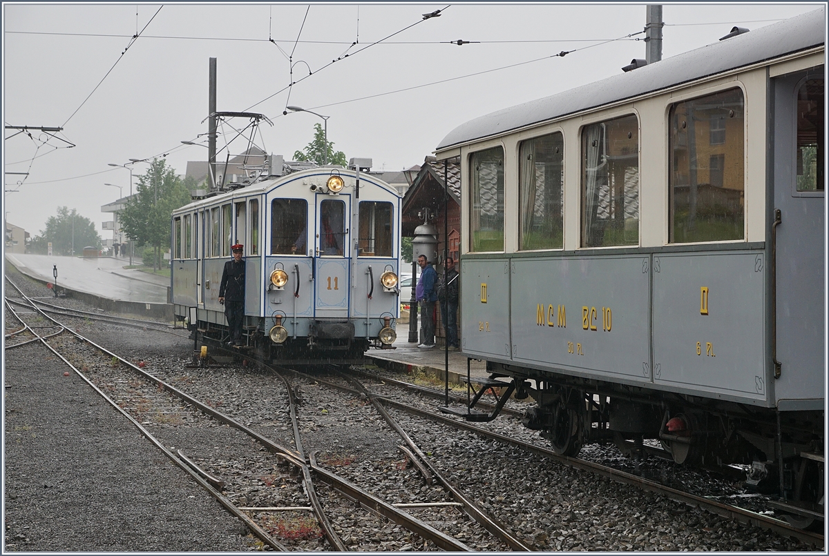 Symphonie in Grau kann auch sehr reizvoll sein und offenbart eine schier unendliche Palette an Grau-Tönen; beim  Schweizer Dampf Festival 2019  der B-C rangiert der MOB BCFe 4/4 11 in Blonay.

9. Juni 2019