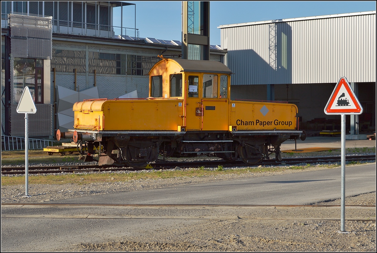 Ta 2/2 'Marie' der Papierwerke Cham in Frauenfeld geparkt. Die historische Akkulok wartet auch heute noch auf ein neues Betätigungsfeld, nachdem ihr Industriebetrieb längst Immobilienhaien zum Opfer gefallen ist. Mai 2016. 