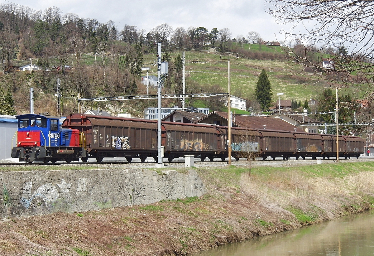 Tm 232 132-1 wartet in Au SG auf die Durchfahrt eines Gegenzuges, um anschlie�end auf der eingleisigen Rheintalstrecke Richtung Buchs weiterzufahren (13.04.2013).