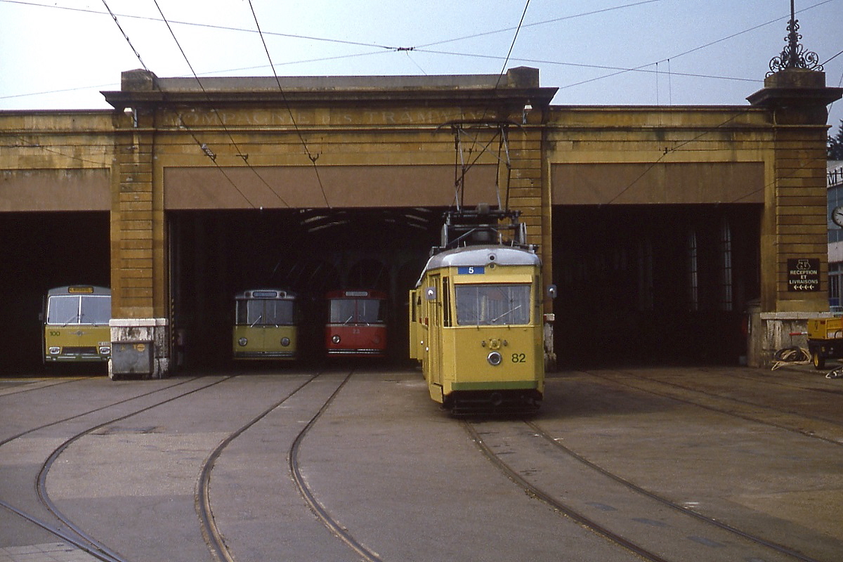 Tramway Neuchatelois: Blick in das Depot im Mai 1980, neben Stra�enbahnen waren hier auch Trolleybusse und Busse untergebracht
