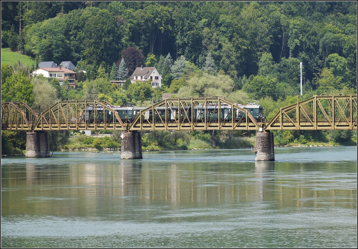 Triebwagentreffen Koblenz, August 2017. Der SBB-Triebwagen BDe 4/4 1643  Wyländerli  bilder mit BDe 4/4 1646 ein kräftiges Sandwich aus BDe 4/4, hier auf der Aarebrücke bei Koblenz.