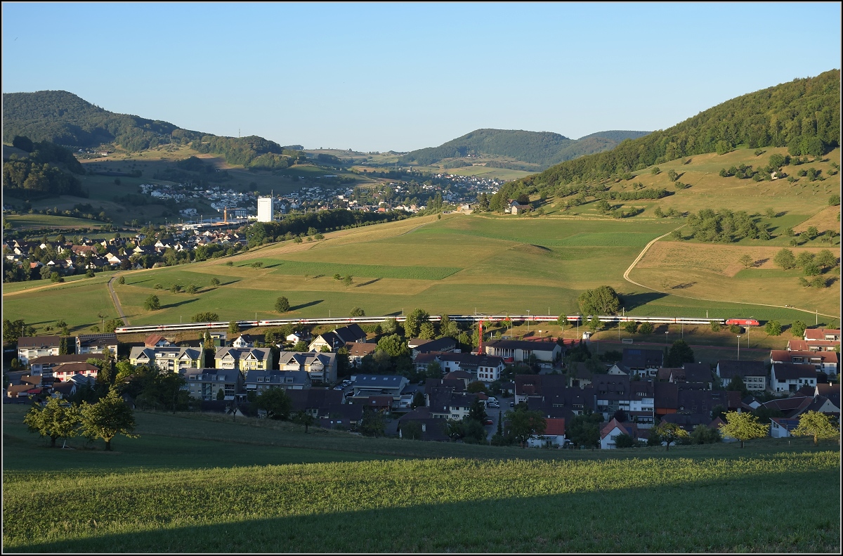 Umleiterverkehr auf dem Läufelfingerli. Ein langer IC mit 13 EW IV in der Juralandschaft. Hier trennen sich die Hauensteinlinie von Hauensteinbasislinie, die man im Hintergrund bei Gelterkinden noch erkennen kann. Thürnen, August 2018.
