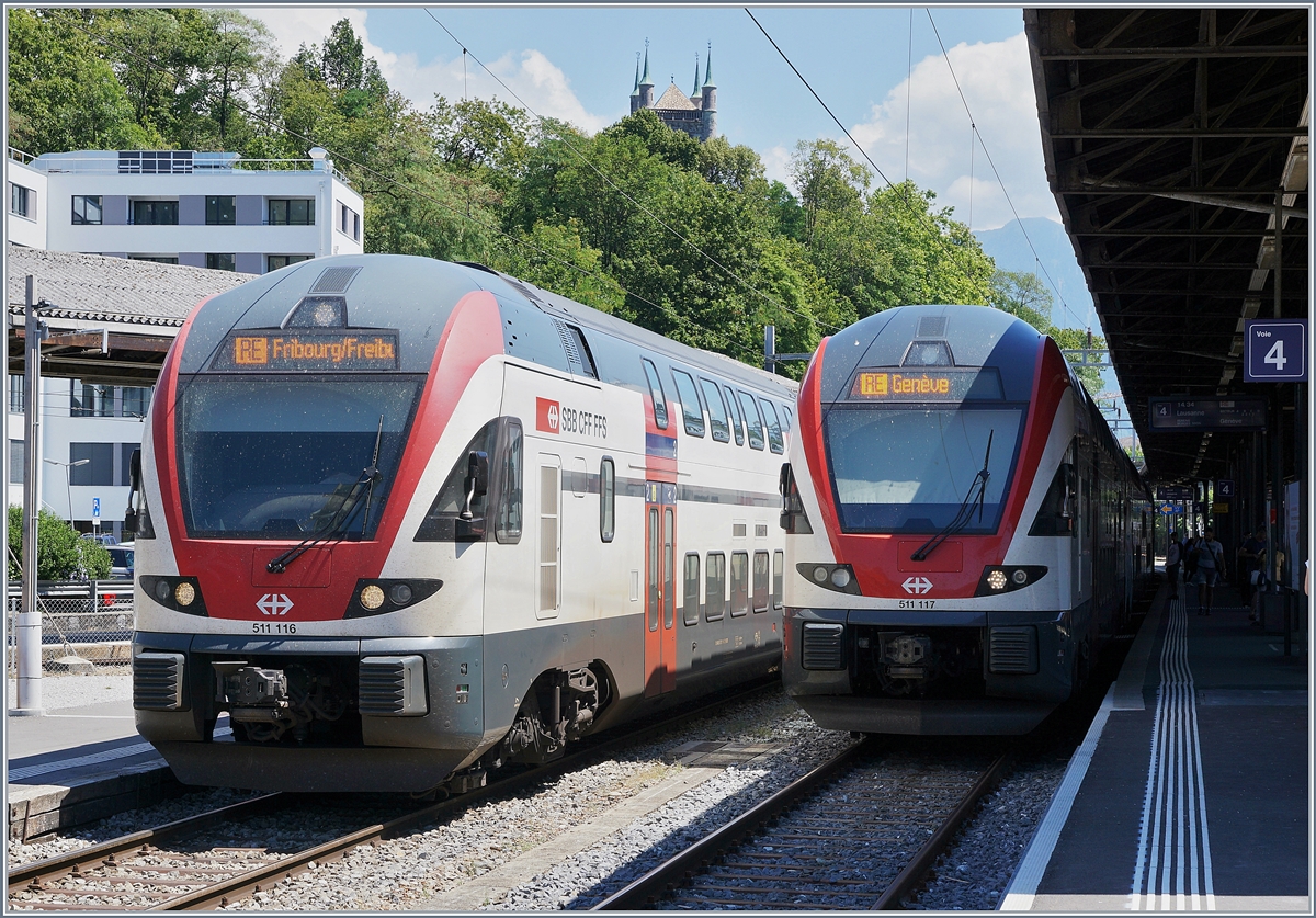 Umleitungsverkehr Lausanne - Puidoux-Chexbres: Da die Strecke Lausanne - Puidoux Chexbres baustellenbedingt total unterbrochen ist, verkehren halbstündlich RE Züge Genève- Vevey - Fribourg (dort mit Anschluss nach Bern -Zèrich/Luzern).
Die beiden SBB RABe 511 116 und 117 warten in Vevey auf ihre Weiterfahrt.
11. Juli 2018