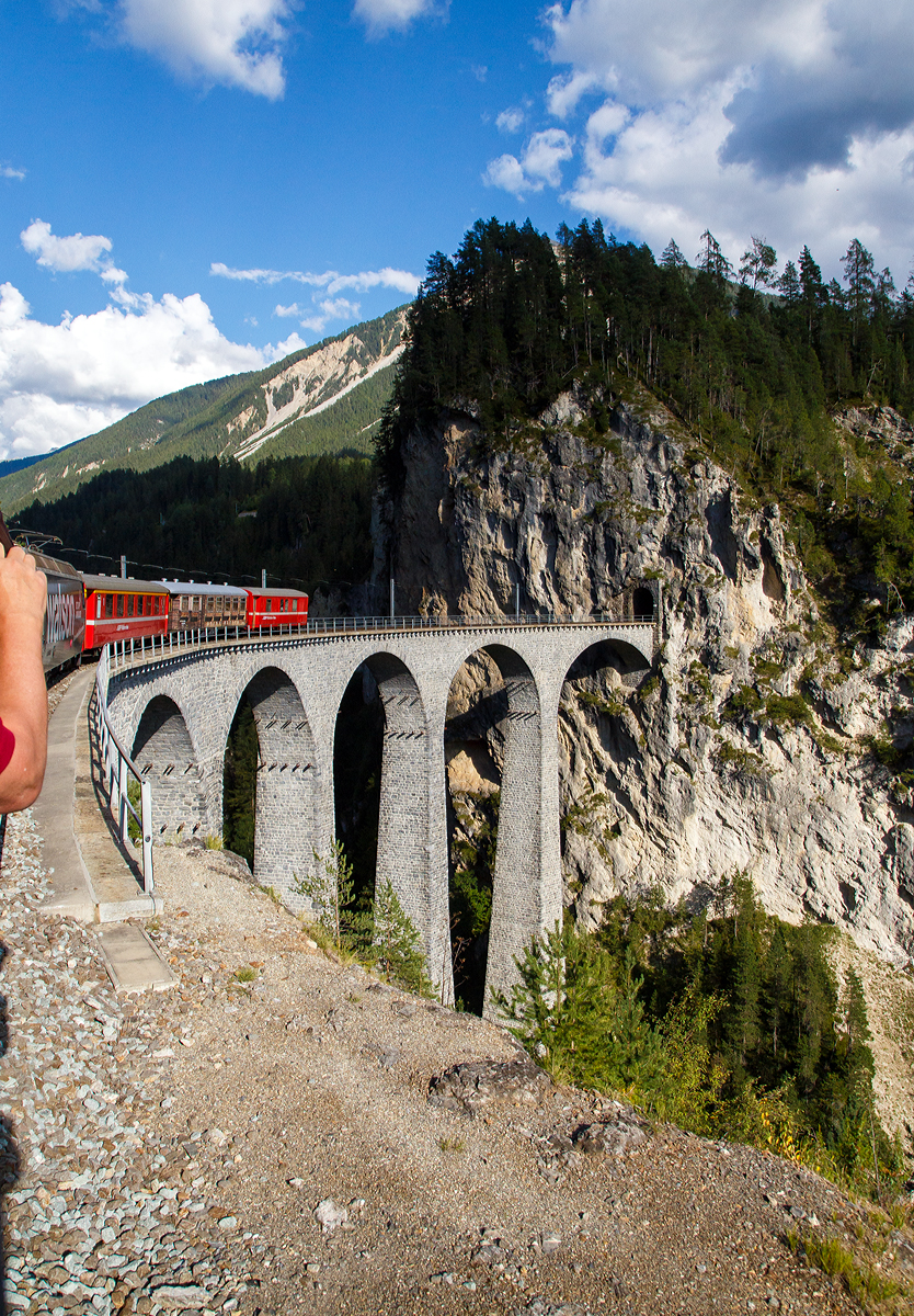 UNESCO-Weltkulturerbe Albulabahn: 
Wir fahren am 06.09.2021 mit dem RE (St. Moritz - Chur) der Rhätischen Bahn (RhB), nun fahren wir den berühmten, 136 m langen und 65 m hohen, Landwasserviadukt bei Filisur.