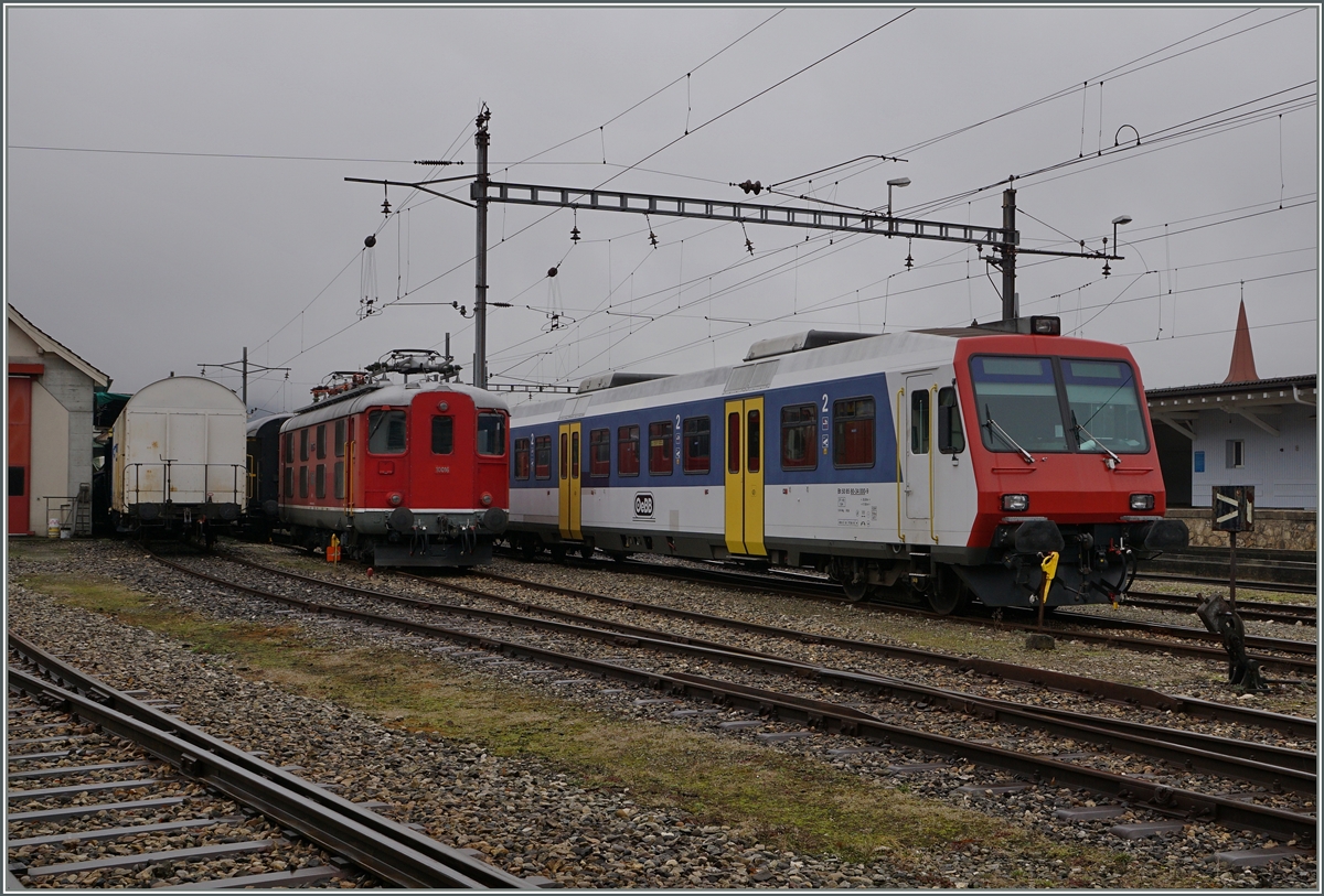  Ur -NPZ und Re 4/4 I 10016 heute der OeBB gehörend in Balsthal. 
5. März 2016