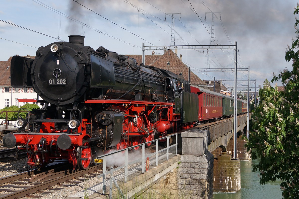 Verein Pacific 01202: Auf der Aarebr�cke Solothurn wurde am 17. Mai 2015 die 01202 im Bilde fest gehalten, die sich auf der R�ckreise vom Ausflung   Mit Volldampf Rund um den Bodensee  befand.
Foto: Walter Ruetsch