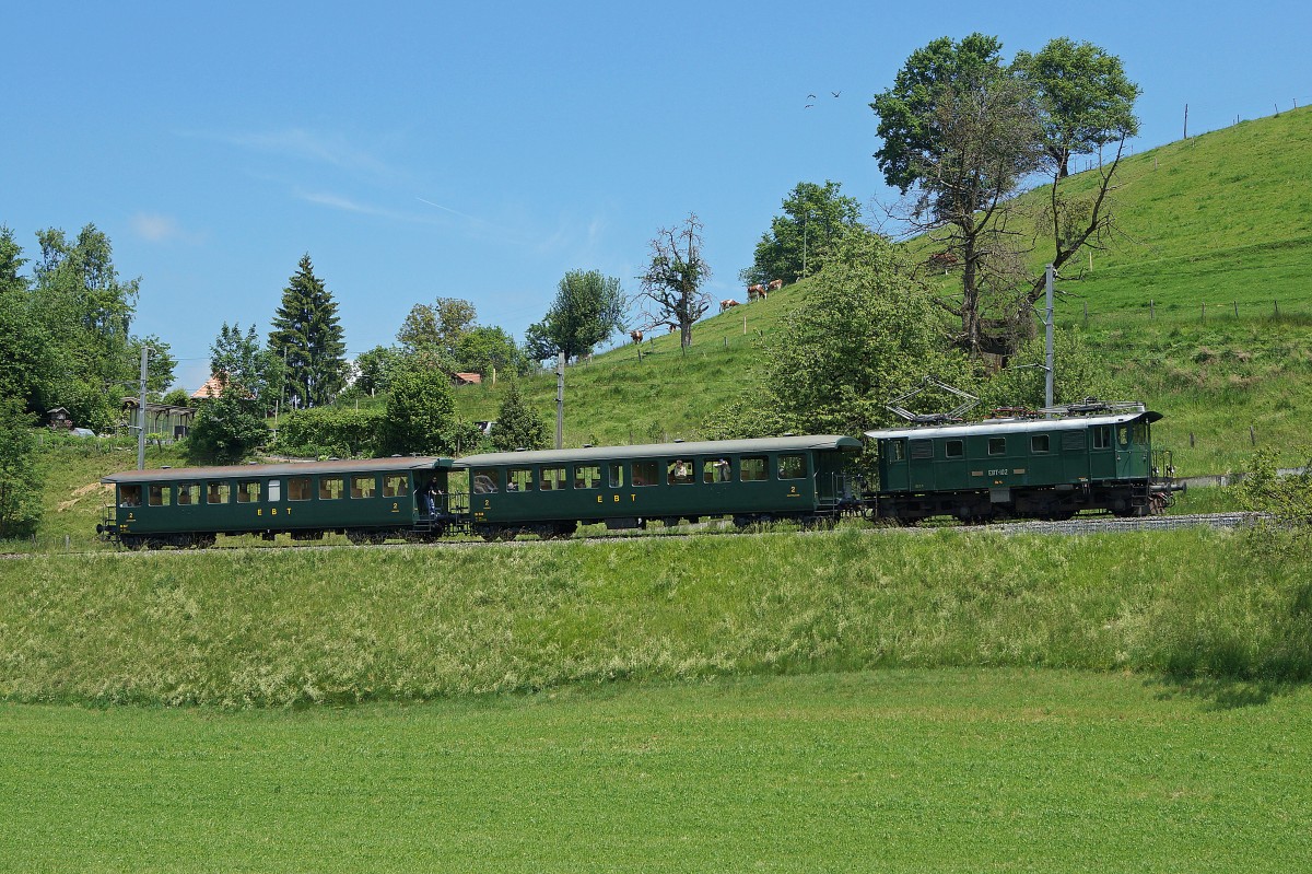 VHE: 150 Jahre Eisenbahn in Konolfingen. Grosses Bahnhoffest in Konolfingen vom 31. Mai und 1. Juni 2014. Sonderfahrt mit Be 4/4 102 und 2 Bi ex EBT vor Biglen am 31. Mai 2014.
Foto: Walter Ruetsch