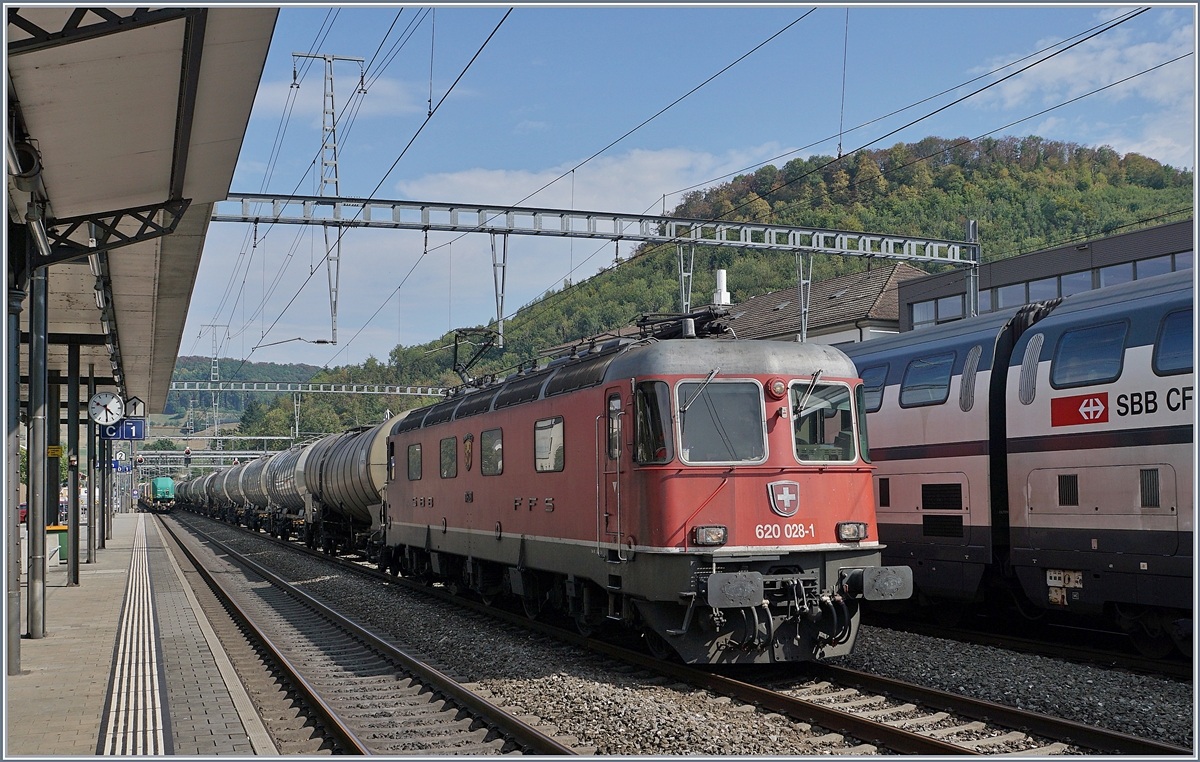 Viel Verkehr in Sissach: auf Gleis 1 ist noch der Schlusswagen eines nach Olten fahrenden Güterzuges zu sehen, auf Glies 2 fährt die SBB Re 620 028-1 mit Güterzug Richtung Basel ein und auf Gleis 3 steht der via Läufelfingen umgeleitete IR 2478 (Luzern - Basel). 
7. August 2018
