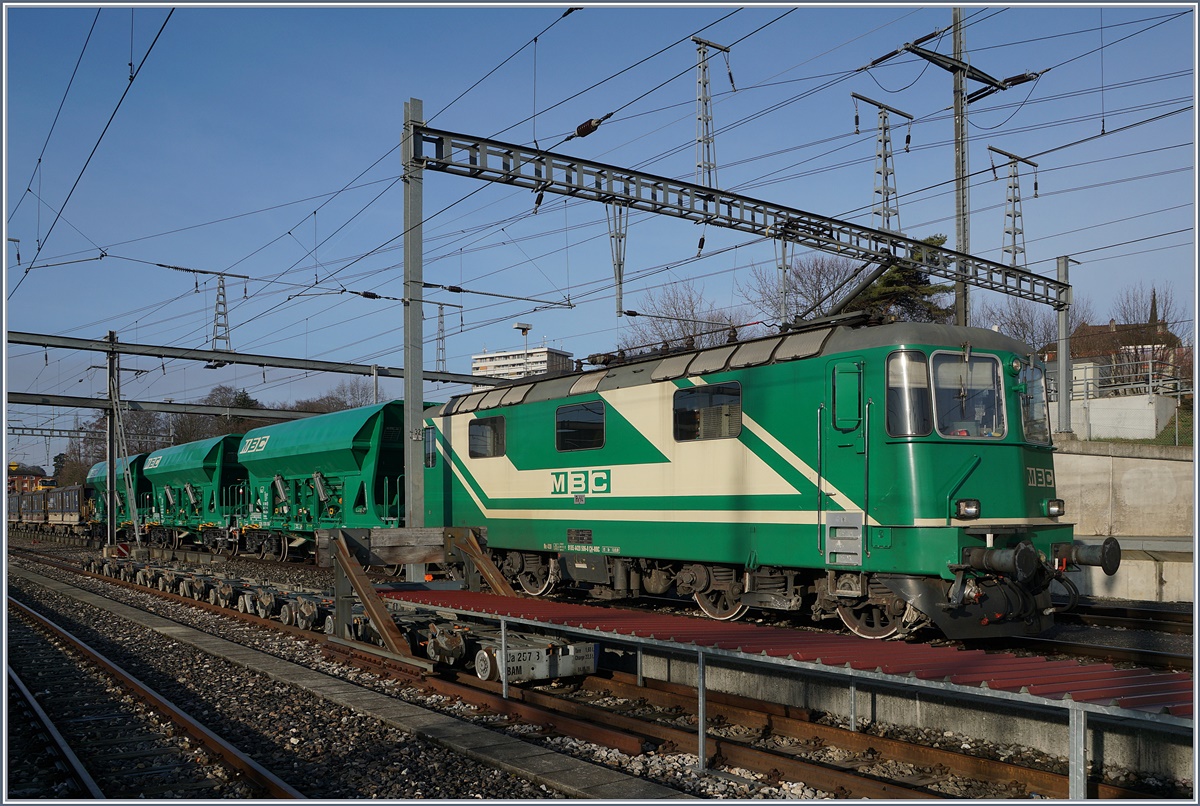 Von der Sonnenseite ist es kaum möglich die BAM MBC Re 4/4 II (UUIC 91 85 4420 506-8 CH MBC) abzulichten, da das Perron zu kurz ist bzw. die Abstellanlage der Rollböcke die Sicht etwas behindern. Morges, den 3. März 2017