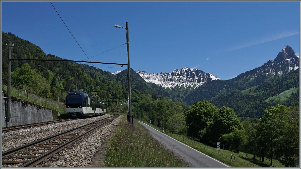 Vor dem Panorama der Waadtländer Alpen unternimmt der ABe 4/4 9303 und Be 9203 (Serie 9000)  Alpina  mit einem Mittelwagen Testfahrten in Sendy-Sollard.
25. Mai 2016
