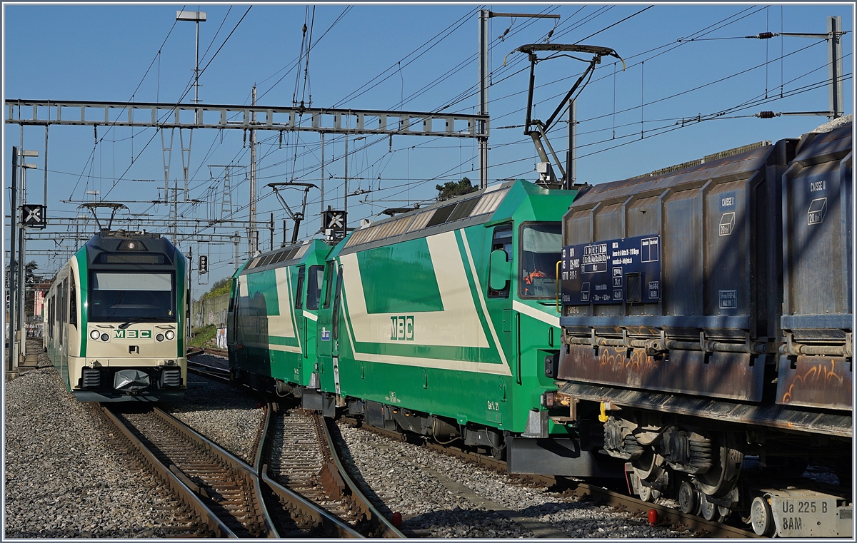 Während die beiden BAM MBC Ge 4/4 mit ihrem Zug von Apples nach Gland für den Spurwechsel manövrieren, erreicht ein BAM Zug sein Ziel Morges. 

19. April 2018