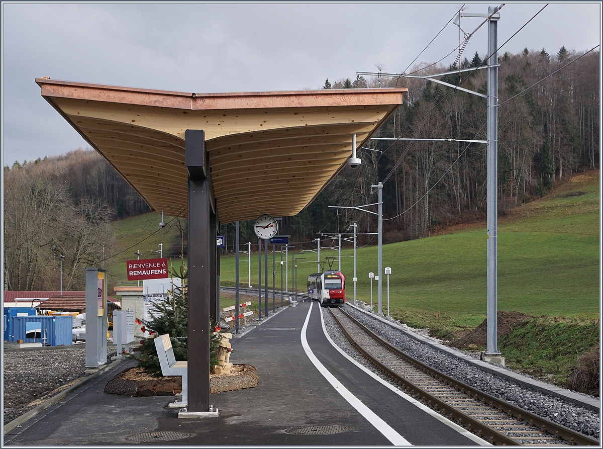 Während des Baubedingen Streckenunterbruches zur Umgestaltung des Bahnhofs von Châtel-St-Denis wurde auch die Strecke Châtel St-Dennis - Palézieux grundlegend erneuert und wie hier bei Remaufens zu sehen etwas begradigt. 

Im Bild das sehr gefällige neue Bahnsteigdach von Remaufens. 

28. Dez. 2019