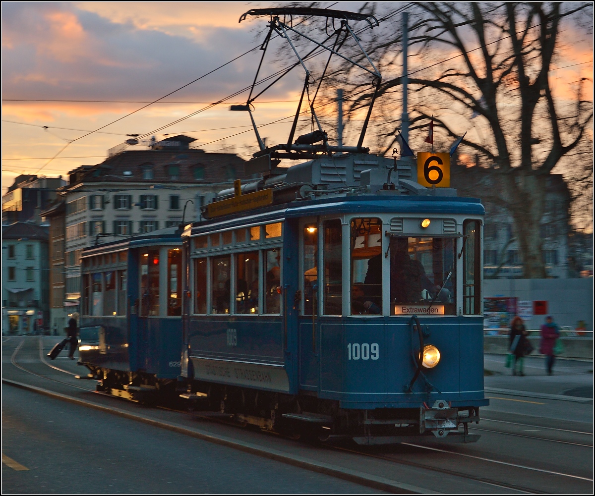 Wagen 1009 der Z�rcher Strassenbahn f�hrt bei stimmungsvollem Abendlicht �berraschend vorr�ber. Z�rich, M�rz 2105.