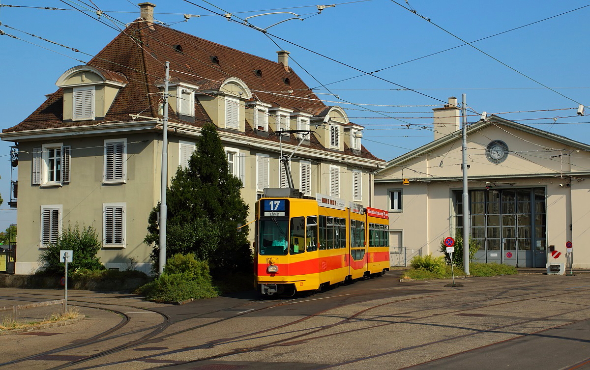 Wegen Bauarbeiten in der Innenstadt nahmen einige Baseler Linien im Sommer 2015 einen anderen Weg und hatten teilweise auch andere Endpunkte. Die Z�ge der Linie 17 endeten deshalb nicht an der Schiffl�nde, sondern am MParc, wie hier Be 4/8 der BLT am 08.08.2015.