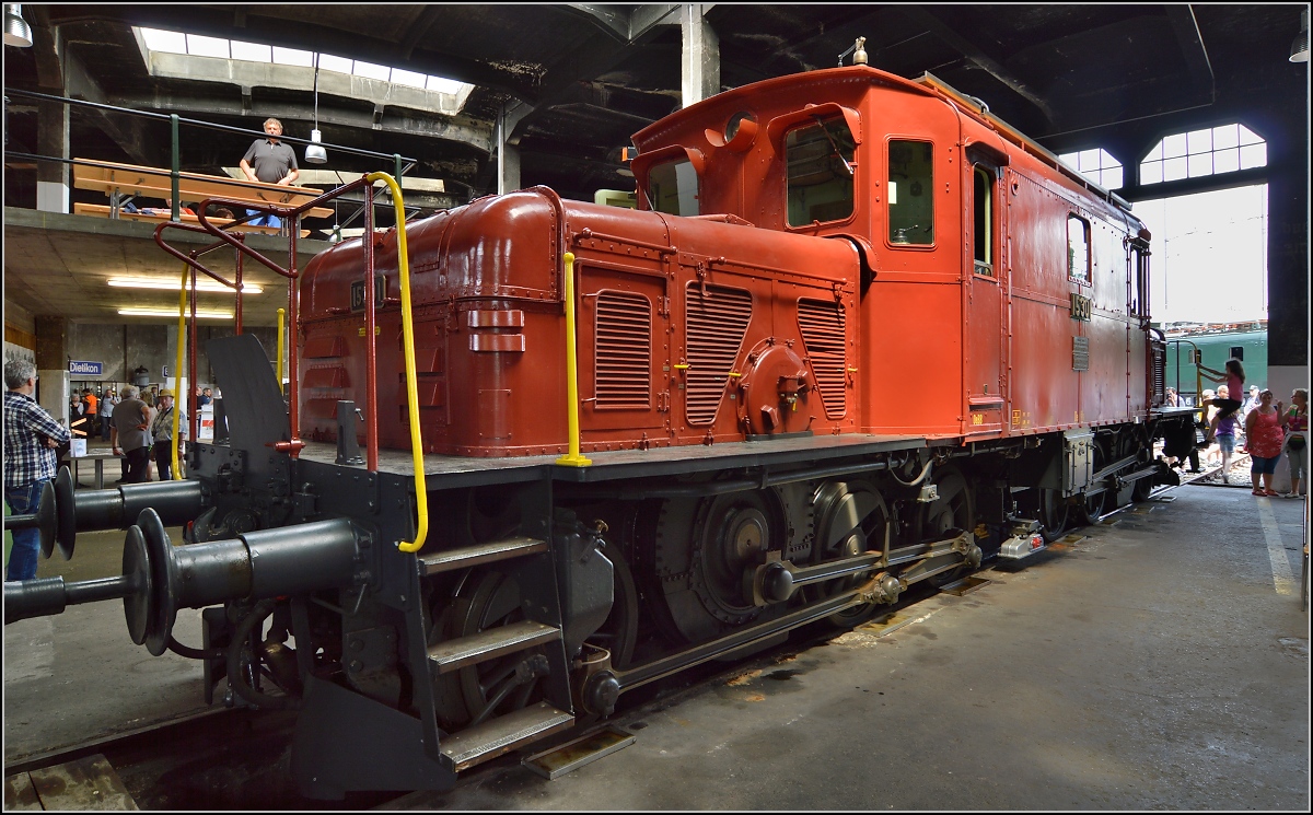 Weil es bei uns unterrepräsentiert ist, hier ein Bild des Seetalkrokodils De 6/6 15301, das nicht ganz den Massstäben entspricht. Entstanden in Brugg beim Depotfest anlässlich des 25-jährigen Bestehens des ZVV. Mai 2015.