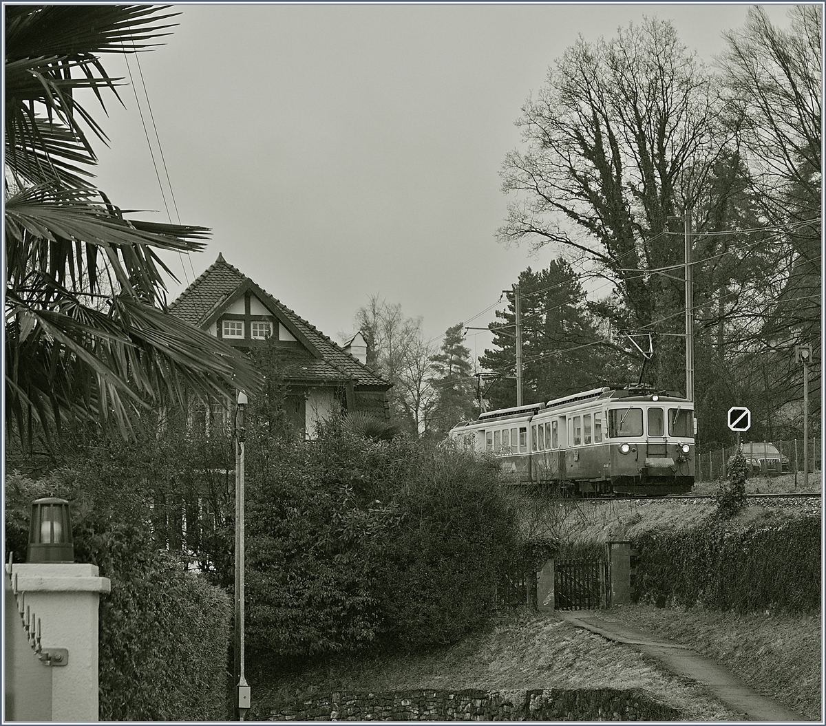 Weiterhin im Plandverkehr: Der MOB ABDe 8/8 4003 Fribourg als Regionlazug 2327 von Chernex nach Montreux zwischen Fontanivent und Planchamp.
18. Jan. 2018