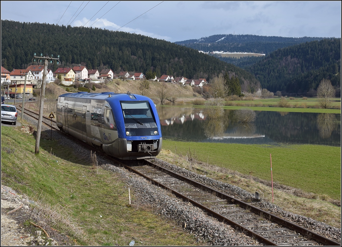 X 73755 bei der Einfahrt nach Morteau. Hinter dem  Zug  der über die Ufer getretene Doubs. April 2018.
