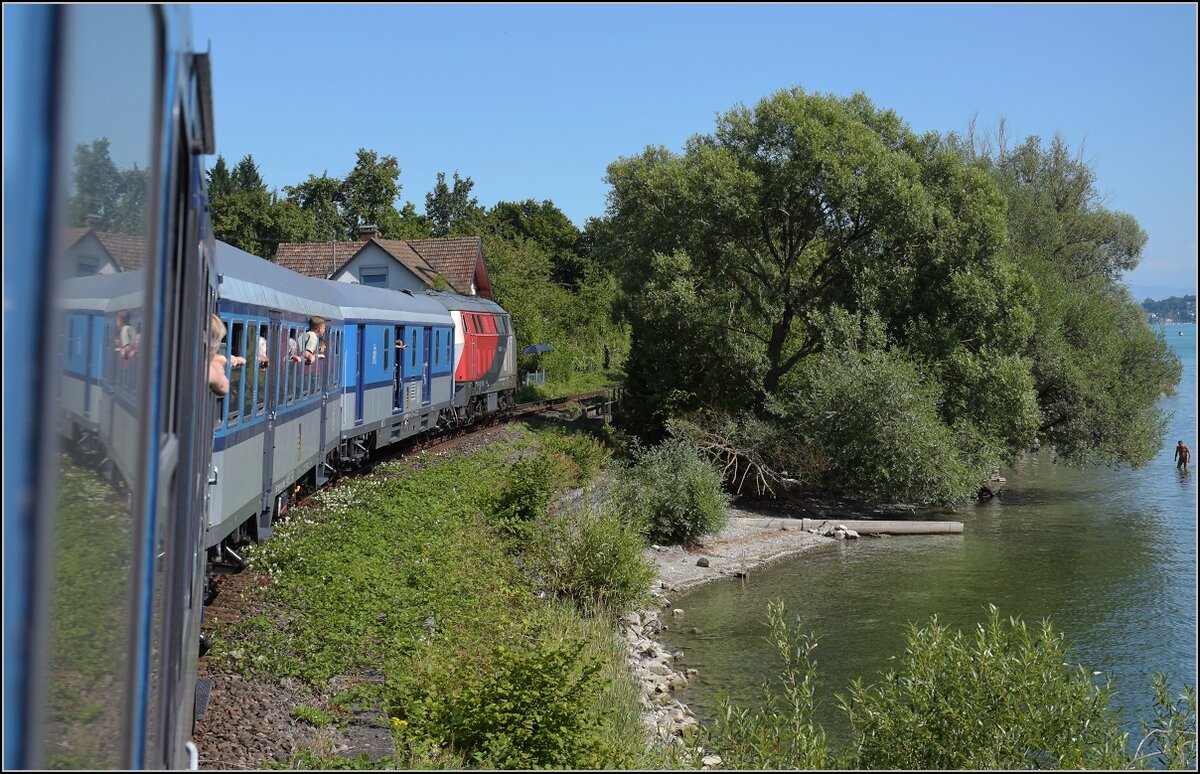Zum Thema Nahverkehr vor 40 Jahren. Hier gibt es einen  Museumsverkehr  vom Feinsten diesen Sommer.

Mit 218 256 am Bodensee entlang. Sipplingen, Juli 2022.