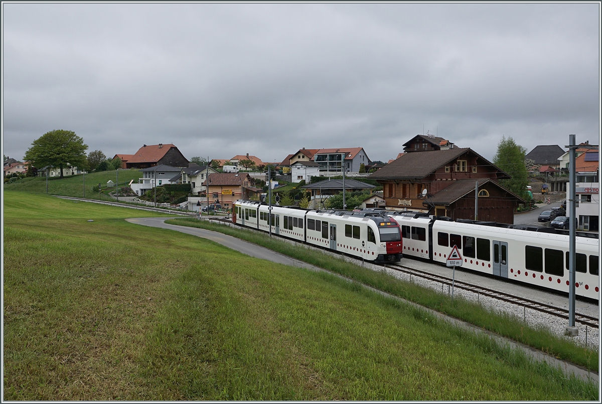 Zwar verkehrend die TPF S50 nun ganztags im Halbstundentakt, doch nur stündlich kreuzen die Züge in Vaulruz Sud, die zweite Kreuzung findet im nicht weit entfernten La Verrerie statt. 

12. Mai 2020