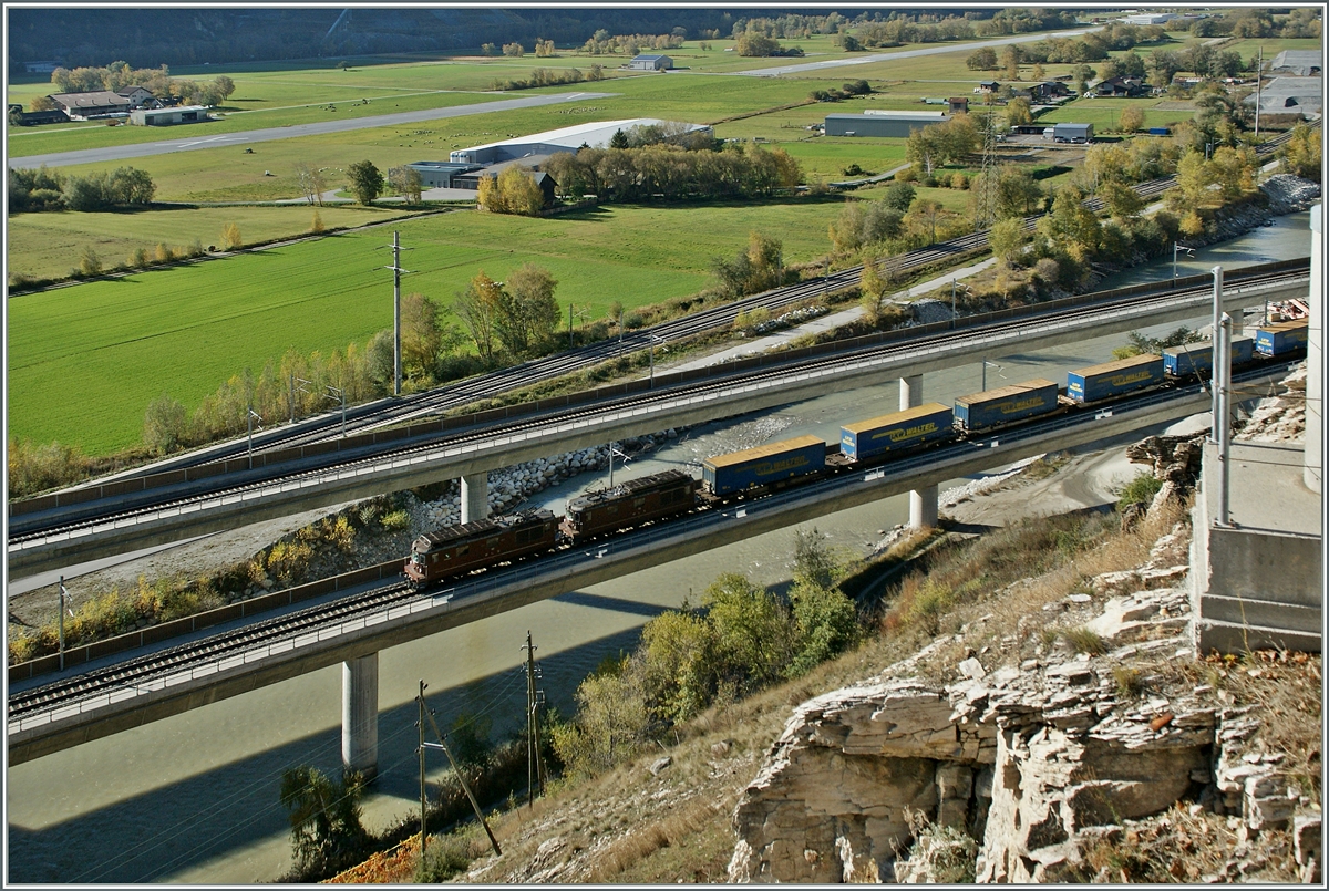 Zwei BLS Re 4/4 haben soeben den Lötschberg Basis Tunnel (LBT) verlassen und erereichen in Kürze die Simplonlinie bei Grosseye. 

7. Nov. 2103